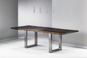 Esstisch mit Baumkante Räuchereiche massiv individuelle Anfertigung exklusiver Esstisch mit Naturkante