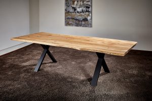 Baumkanten-Esstisch Eiche hell natur Tischbeine schwarz hochwertige Fertigung nach Mass